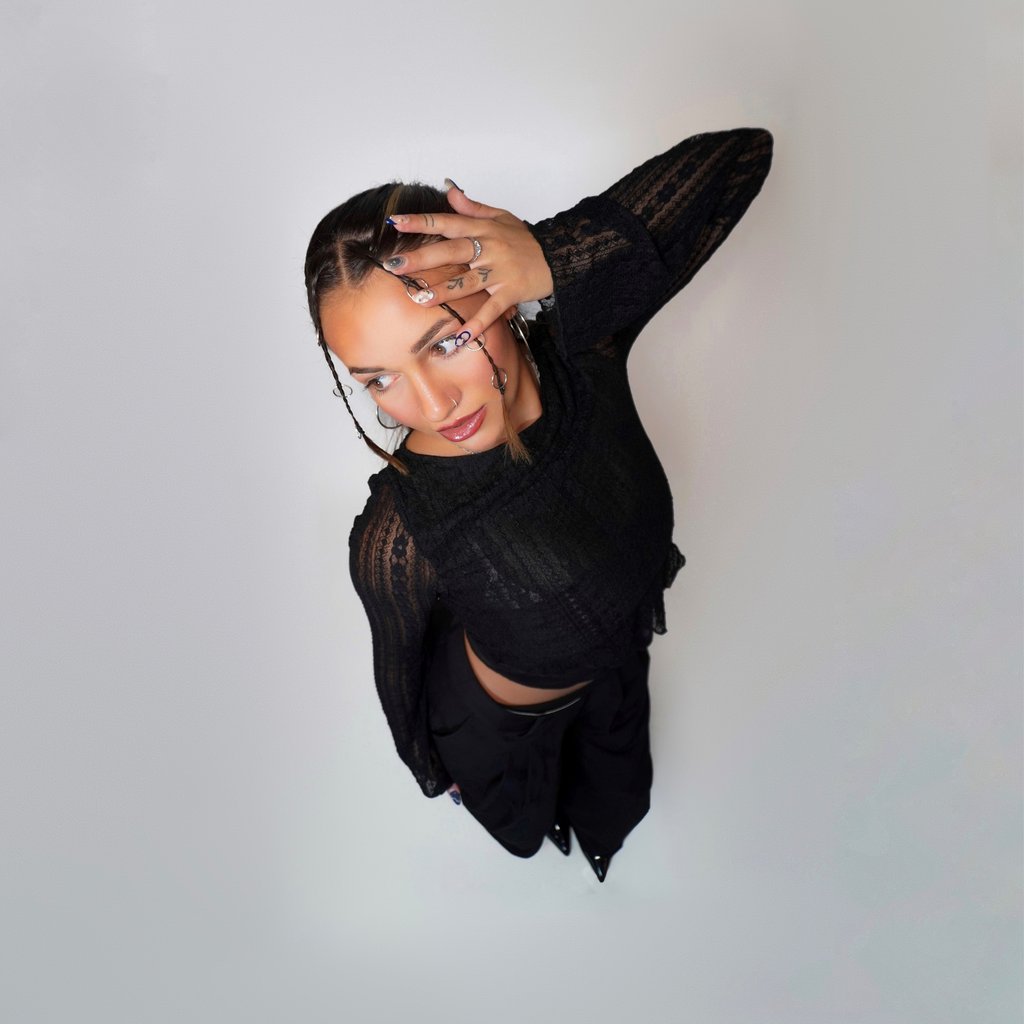 Synthetic Presents : Dominique