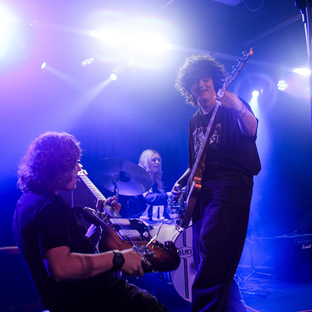 Snug Live Sessions w/Double Negative + Oscar Hartland + Sia Raw