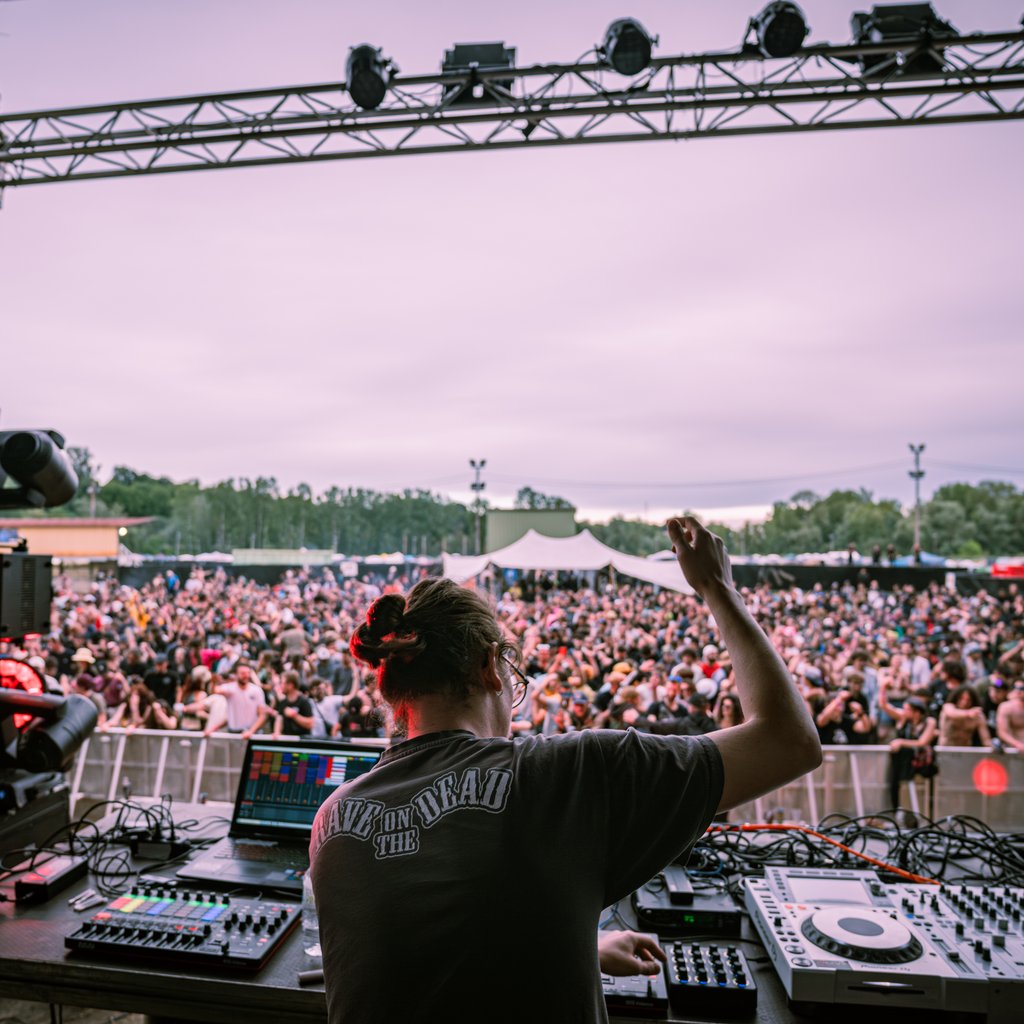 Alien Disko w\/ Special Guest: Velcro [Live]