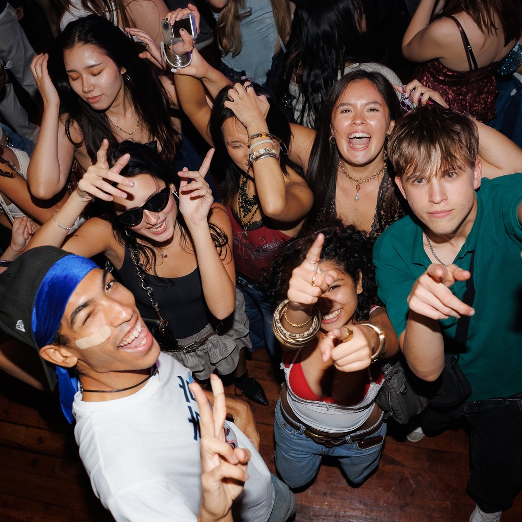 Back To The 90'S & 00'S: Throwback Session