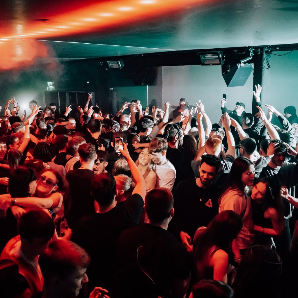 ÜCRETSİZ BİLETLER & ÜCRETSİZ İÇECEK - Rnb, Reggaeton, Pop - MALOKA CLUB